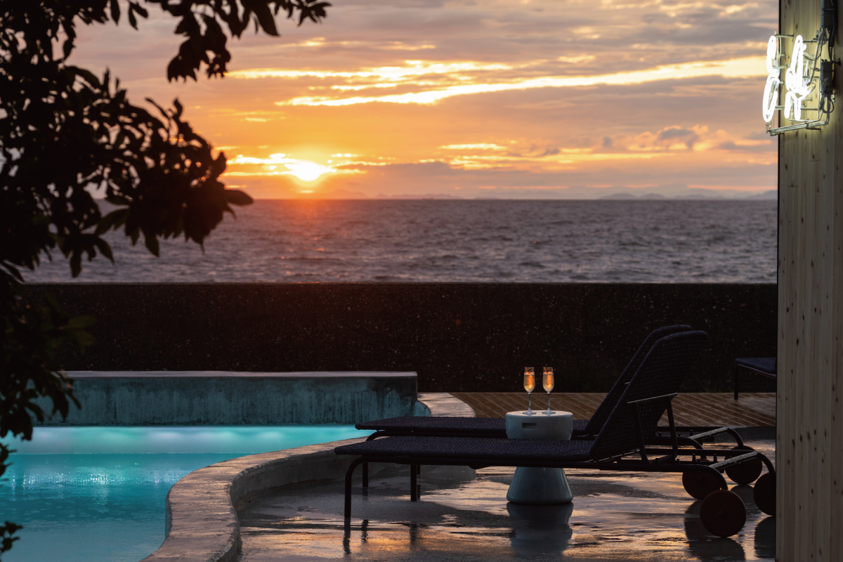 心地よい波の音と息を飲む美しさの夕陽を眺める贅沢なリラックスタイムを愉しむ。「KAMOME SLOW HOTEL」